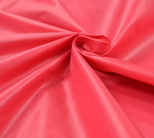 중국 의복 직물을 일렬로 세우기를 위한 빨강/분홍색/황색 폴리에스테 호박단 직물 협력 업체